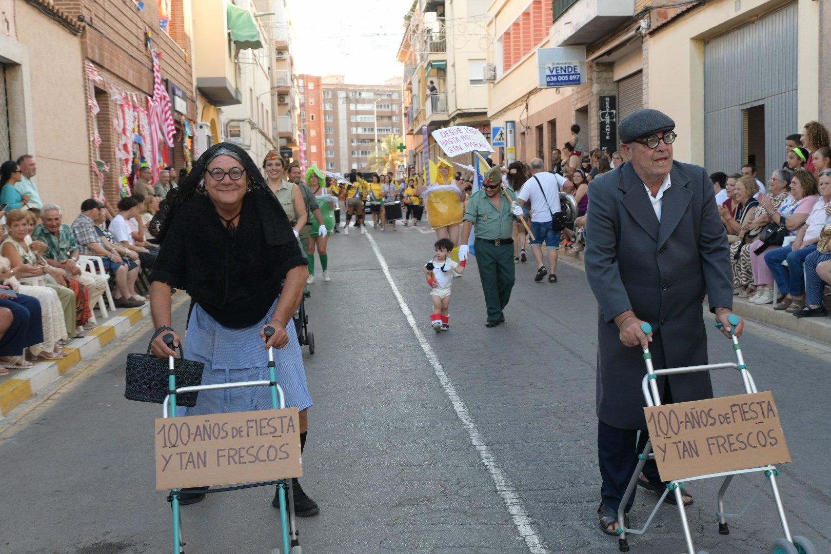 La fiesta sigue en San Gabriel: desfiles centenarios por el barrio