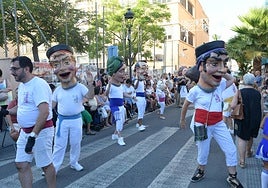 La fiesta sigue en San Gabriel: desfiles centenarios por el barrio
