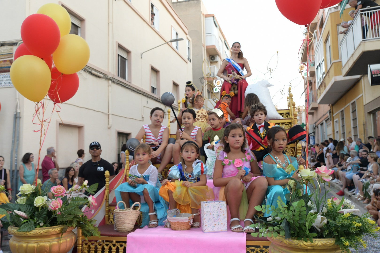 La fiesta sigue en San Gabriel: desfiles centenarios por el barrio