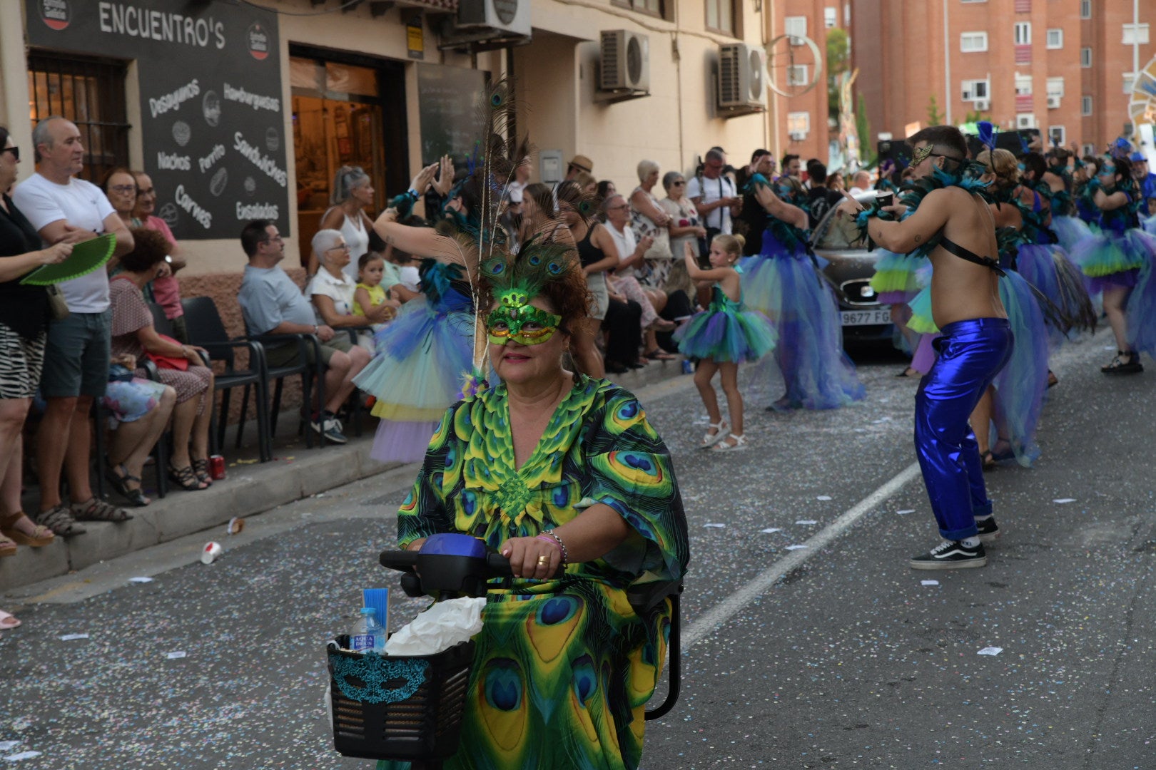 La fiesta sigue en San Gabriel: desfiles centenarios por el barrio