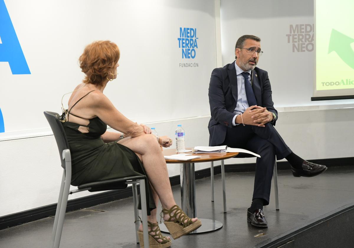 Concha Pastor, director of TODO ALICANTE, and José Gual, regional secretary of economy, during the interview.