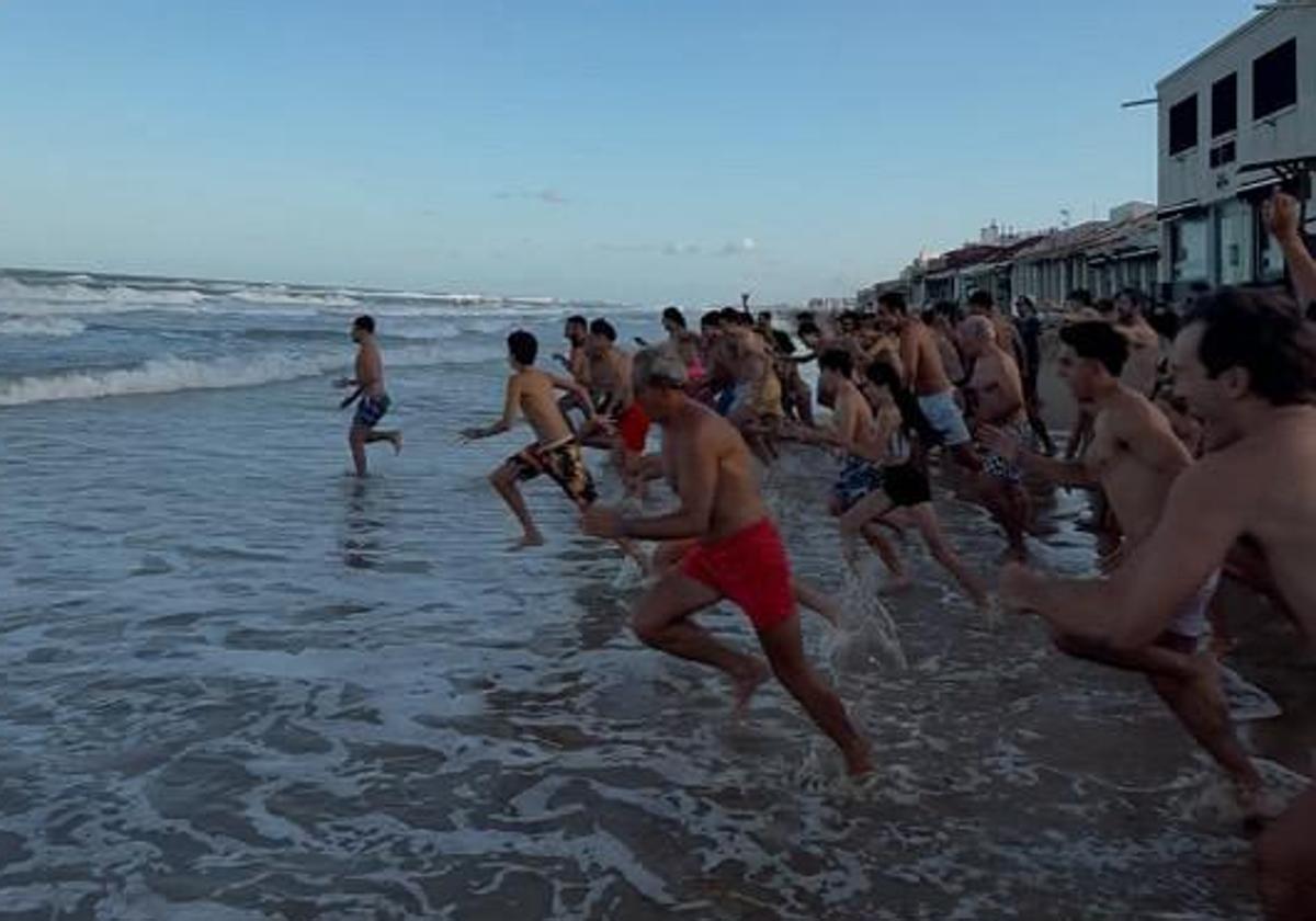 A hundred people bathe at Babilonia Beach.
