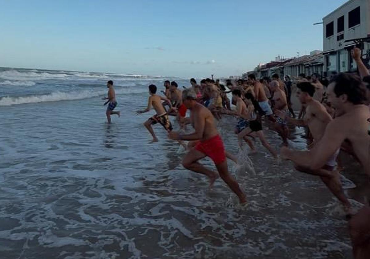 Un centenar de personas se bañan en la playa de Babilonia.