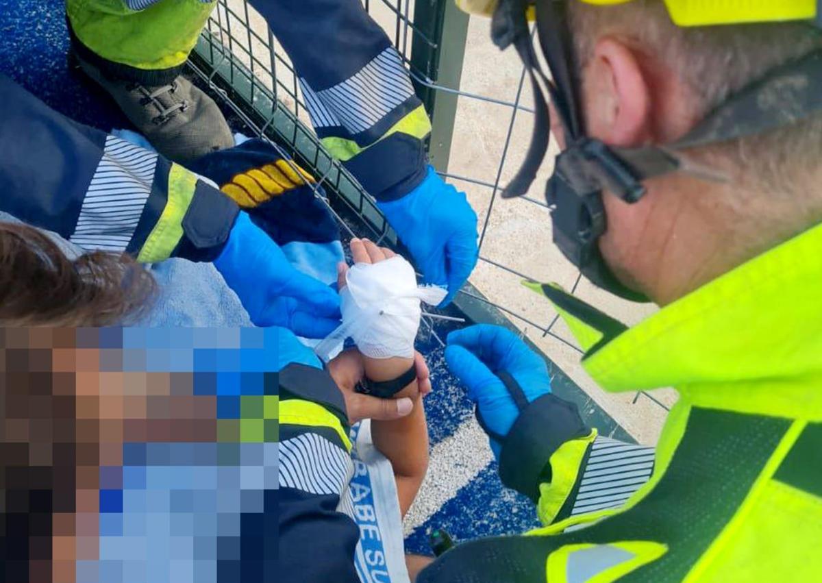 Imagen secundaria 1 - Los Bomberos salvan a un niño que se clavó una varilla en la mano en un camping de Alicante