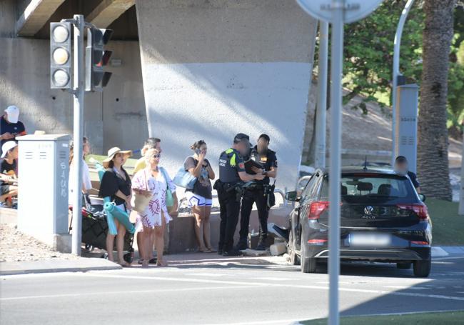 El vehículo se ha empotrado contra el muro del paso peatonal del 'scalextric'.