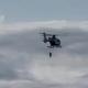 Imagen principal - Un helicóptero de la Guardia Civil sorprende en el puerto de Alicante con maniobras sobre el mar y la ciudad