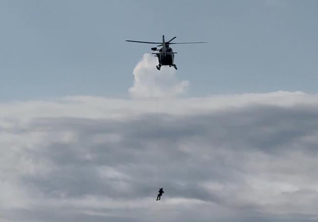 El helicóptero de la Guardia Civil en uno de los ejercicios.