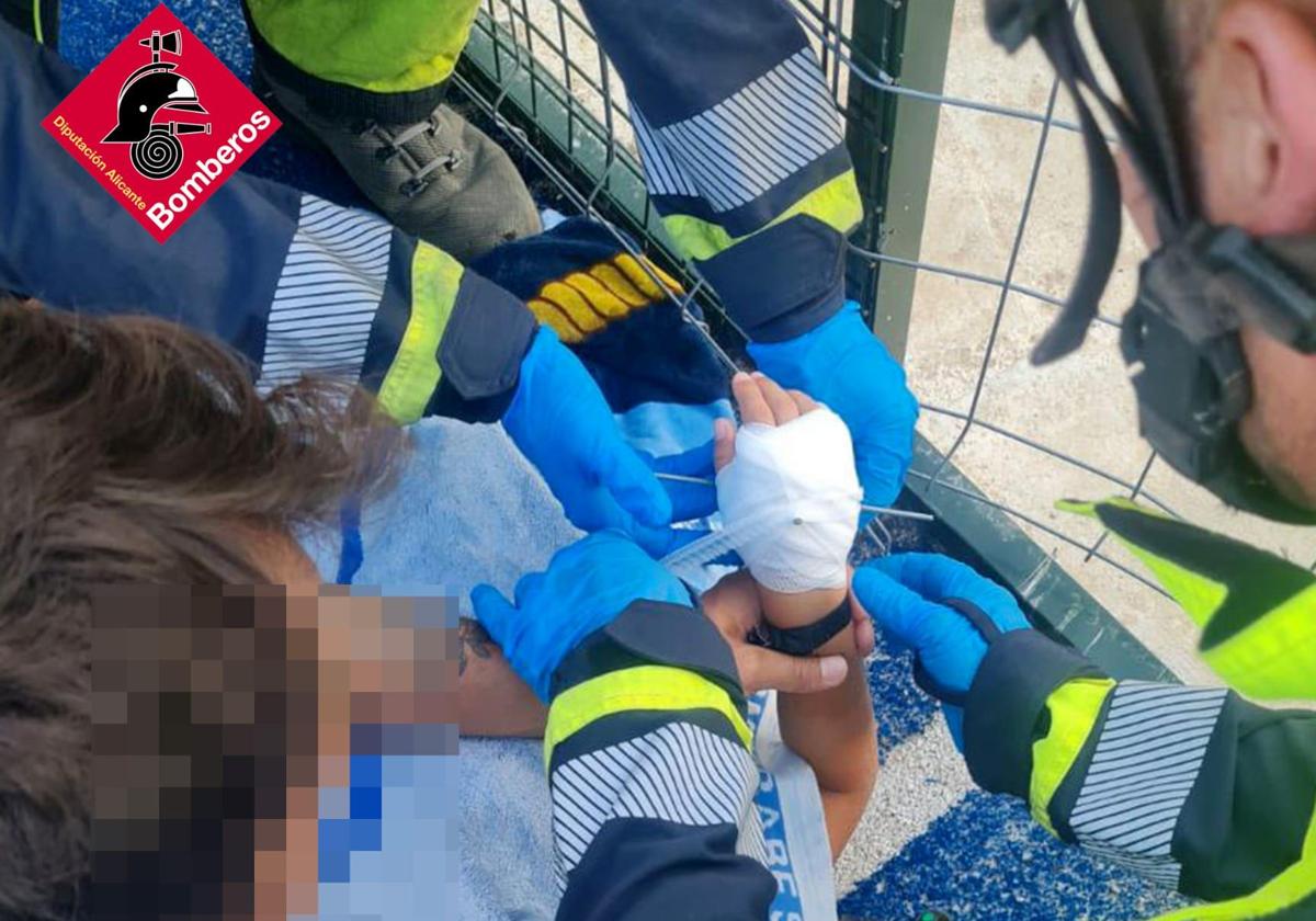 Los Bomberos atienden al menor en el camping.