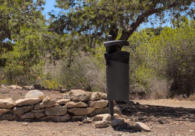 Una de las papeleras instaladas en la zona de reforestación de monte Orgegia este sábado.