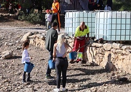 Riego por cuba en el monte Orgegia de Alicante.