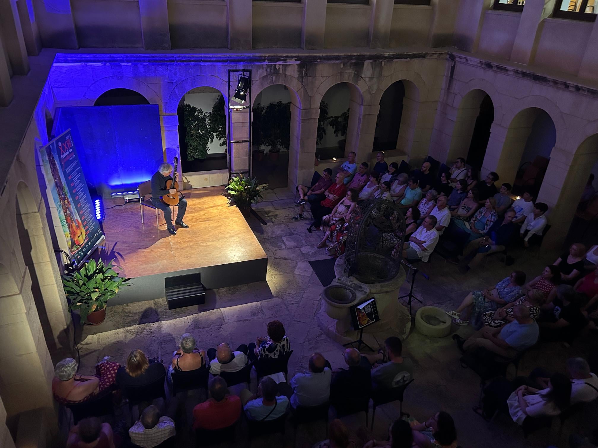 Álvaro Pierri durante su actuación este sábado en Elche.