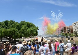 Atronadora mascletà en las fiestas de San Gabriel