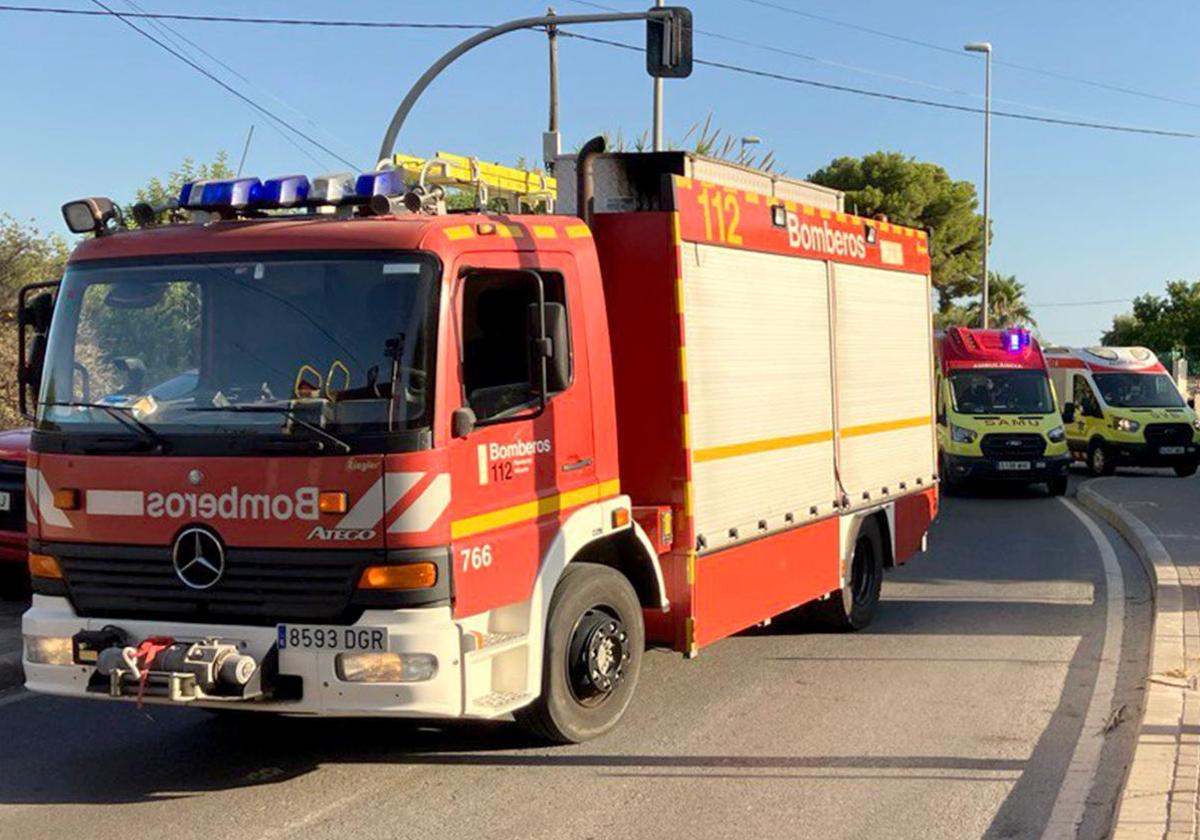 Firefighters and medical personnel at the scene of the fatal collision last Saturday in Mutxamel.