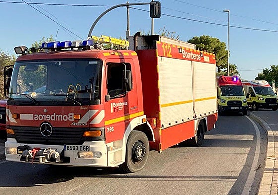 Bomberos y efectivos sanitarios en el lugar de la colisión mortal el pasado sábado en Mutxamel.