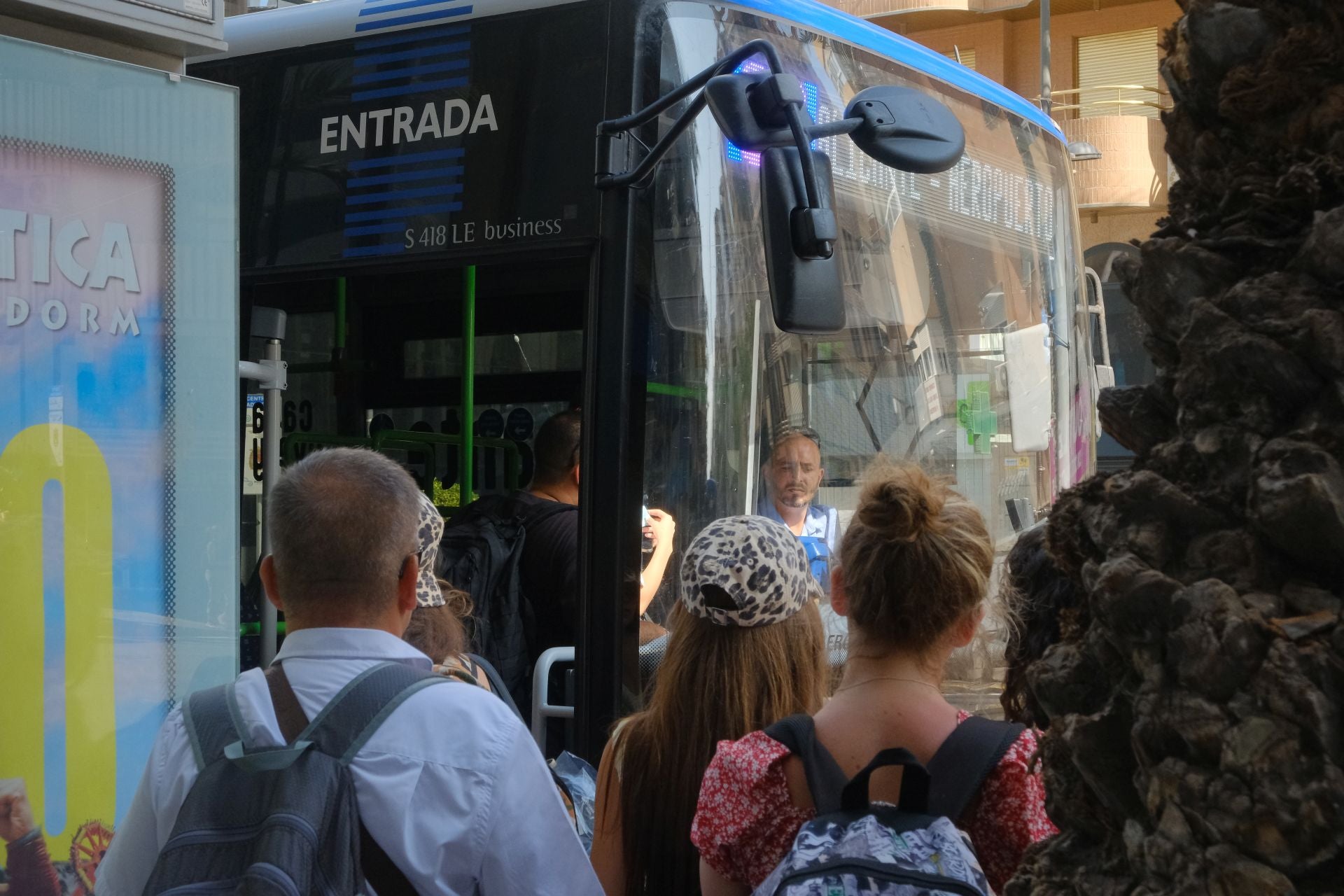 Los viajeros esperan a coger el bus.