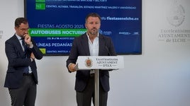 El alcalde de Elche, Pablo Ruz, junto el gerente de Autobuses Urbanos de Elche, Ángel Luis Andreu