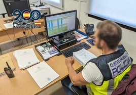 Un agente de la Policía Nacional durante la investigación.