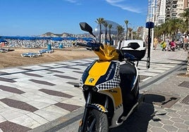 Imagen de una moto de la Policía Local de Benidorm en la playa de Levante.