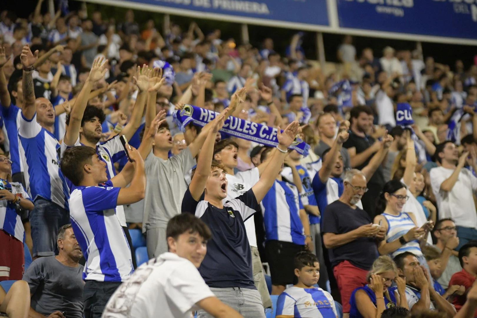 Aficionados presentes en el partido frente al Elche CF