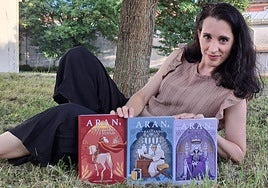 La escritora Amanda Fajardo con su trilogía de 'Aran'.