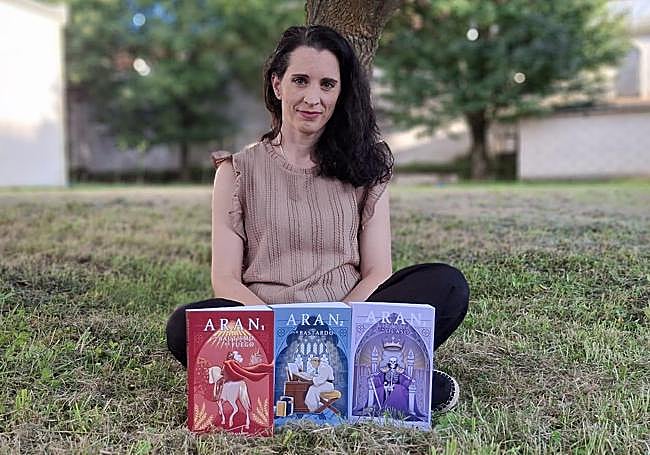 La escritora Amanda Fajardo con su trilogía de 'Aran'.
