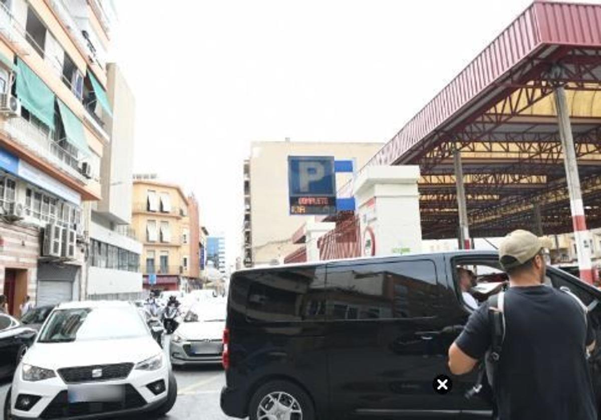 Vehicles entering the La Lonja parking area.