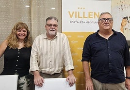 El alcalde de Villena, Fulgencio Cerdán; la directora de la Sede Universitaria de la UA en Villena, Esther Perales; y el comisionado del V Centenario, José Ayelo.
