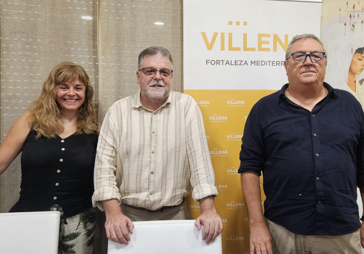 El alcalde de Villena, Fulgencio Cerdán; la directora de la Sede Universitaria de la UA en Villena, Esther Perales; y el comisionado del V Centenario, José Ayelo.