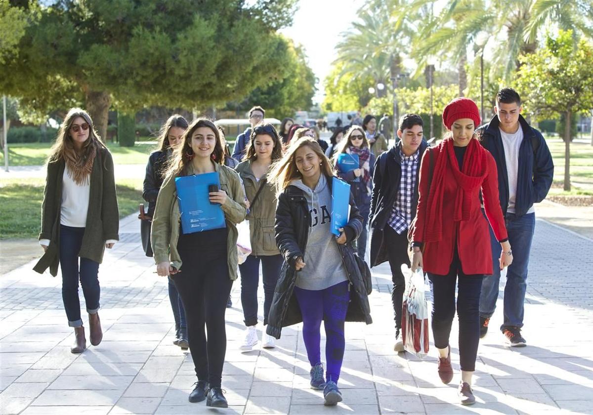 Erasmus students at the University of Alicante.