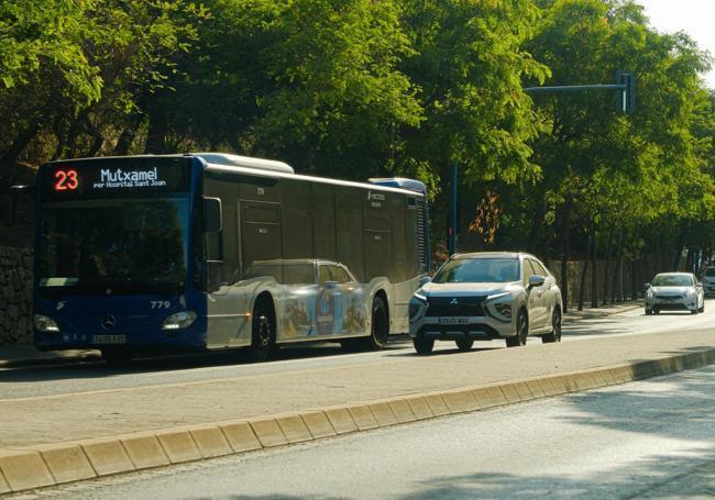 Línea 23 del autobús de Alicante por la ronda del castillo.