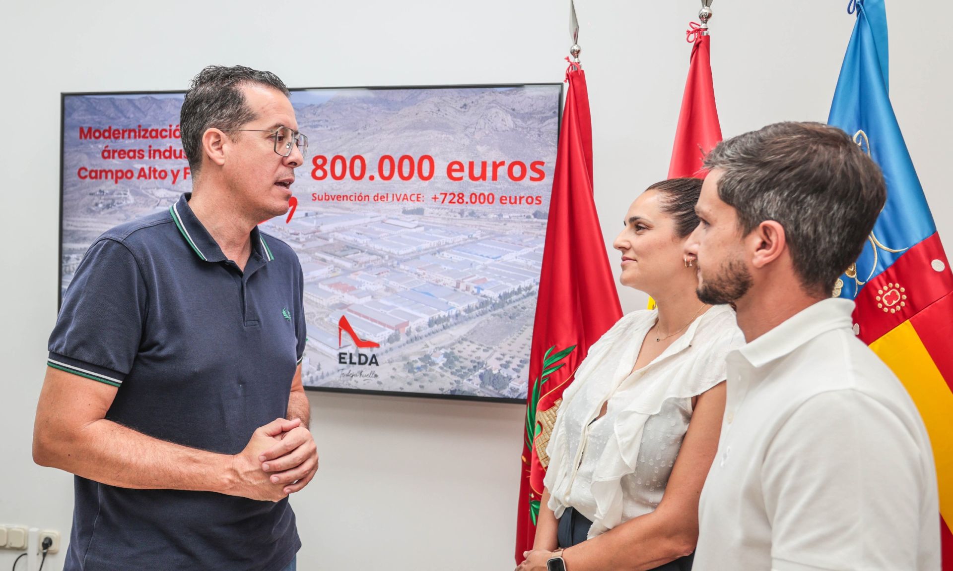 Elda's mayor (left) during the announcement of the works.