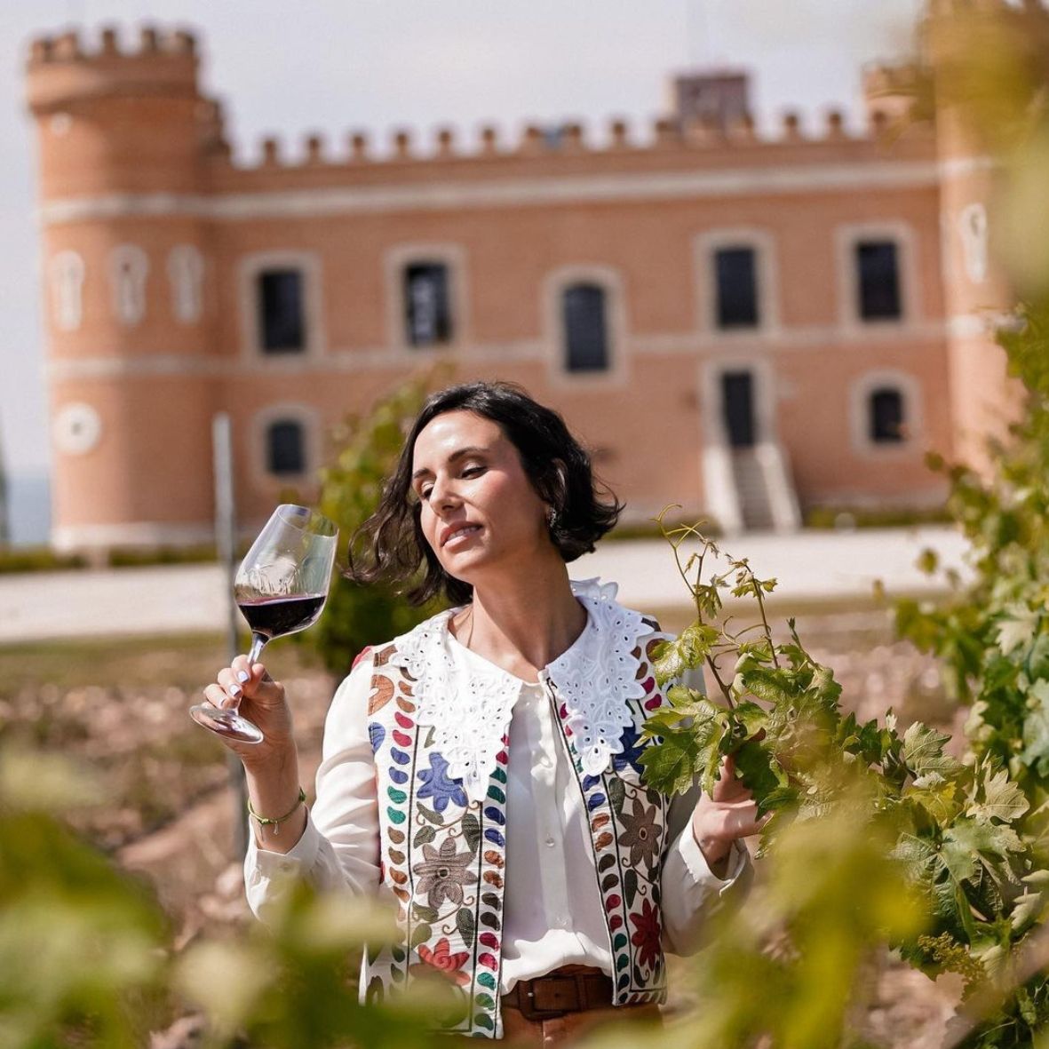 Carolina Inaraja con uno de sus vinos D.O. Toro.