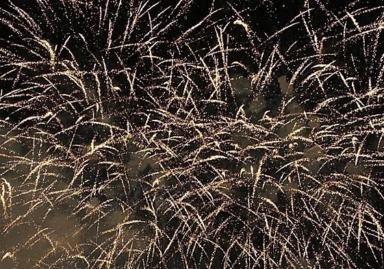 Mascletá vertical nocturna del año pasado ofrecida por la pirotecnia La Alpujarreña