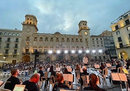 Concierto en la plaza del Ayuntamiento.