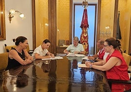 Reunión en el Ayuntamiento de Orihuela.