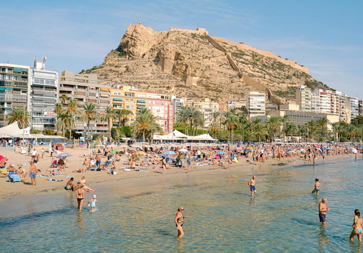 Imagen principal - Alicante amplía la temporada de playas: hasta noviembre y empezando en marzo