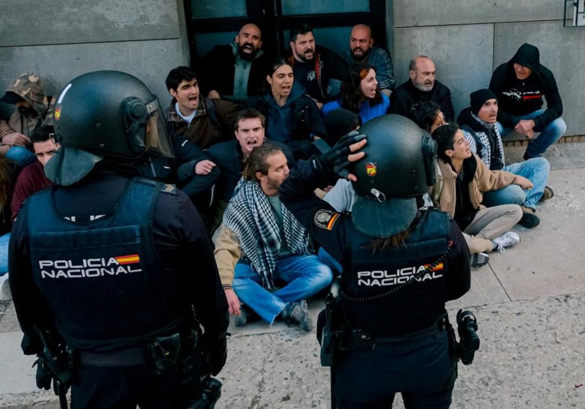 Policía Nacional, durante un desahucio, en imagen de archivo.