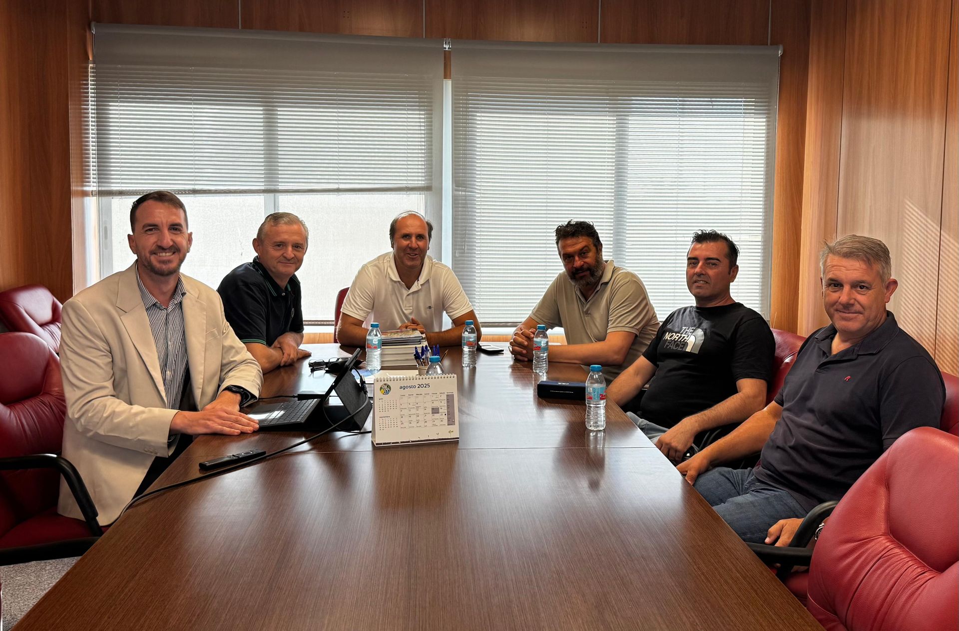 En la imagen, de izquierda a derecha: José Vicente Martínez (secretario general - gerente de Riegos de Levante), José Esquembre (vicepresidente Riegos de Levante), Roque Bru (presidente Riegos de Levante), José Antonio Román (concejal de Agricultura del Ayuntamiento de Elche), José Manuel Gil (presidente de VAME) y Francisco Agulló (expresidente de VAME).