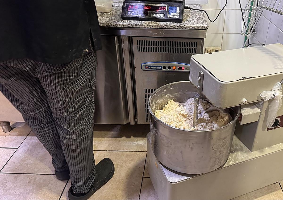 Imagen secundaria 1 - Así se elabora la masa en Rusticana.