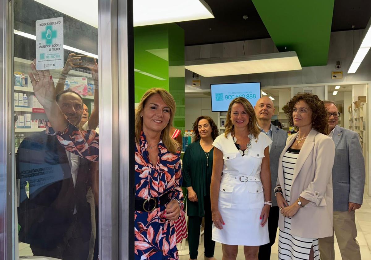 Acto de presentación de la iniciativa con la presencia de la consellera Susana Camarero y los presidentes de los colegios oficiales de farmacia de la Comunitat.