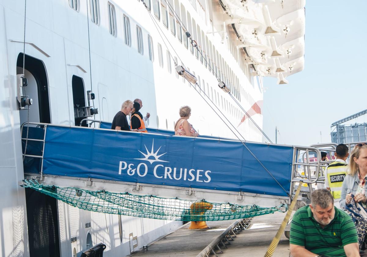Cruise passengers arriving at the port of Alicante.