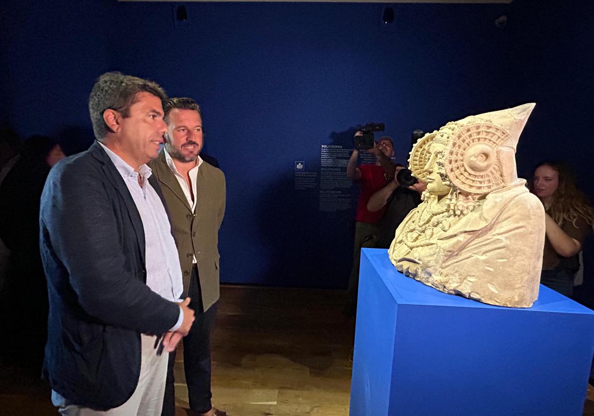 Mazón y Ruz, ante la réplica de la Dama de Elche ubicada en el Palau de Altamira.