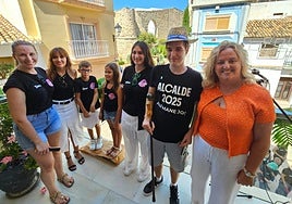 El festero Salvador Femenía sostiene la vara de mando junto a la primera edil electa, Ana Sala.