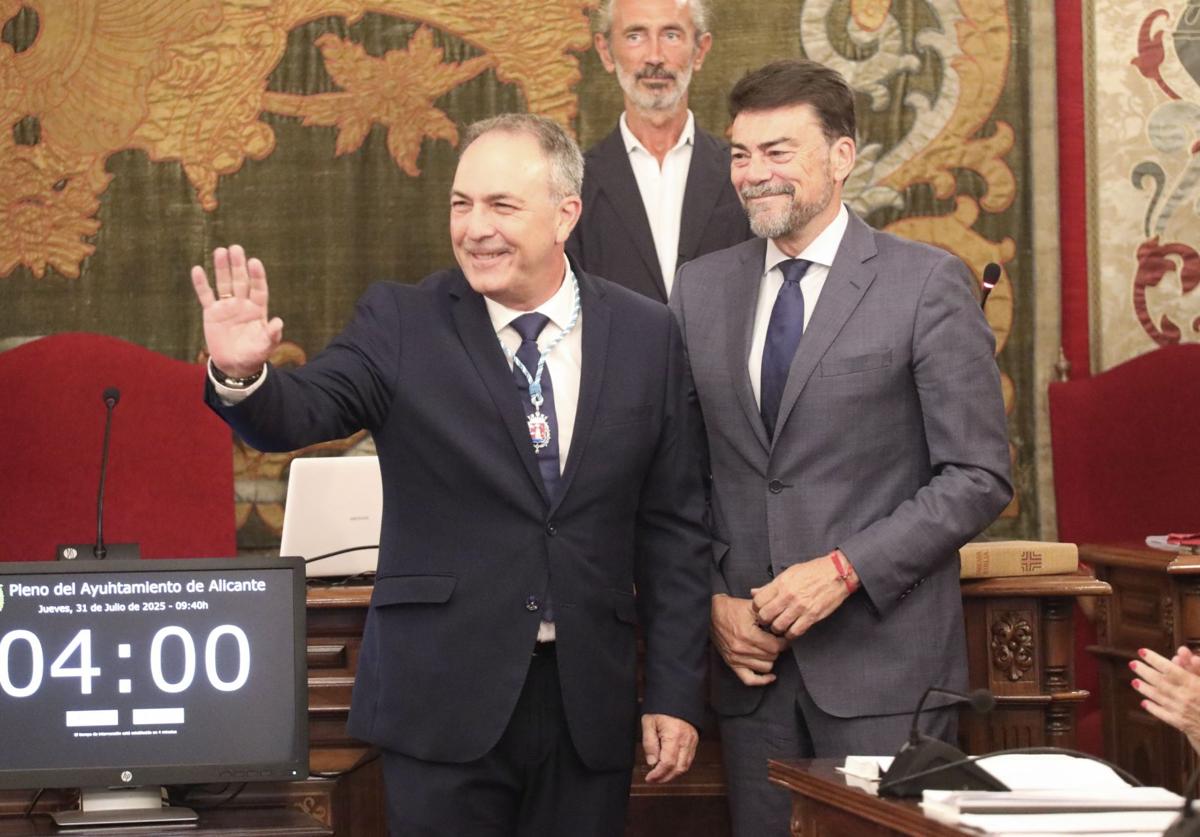 Alemañ, junto al alcalde, en su toma de posesión como nuevo concejal de Alicante, este jueves.