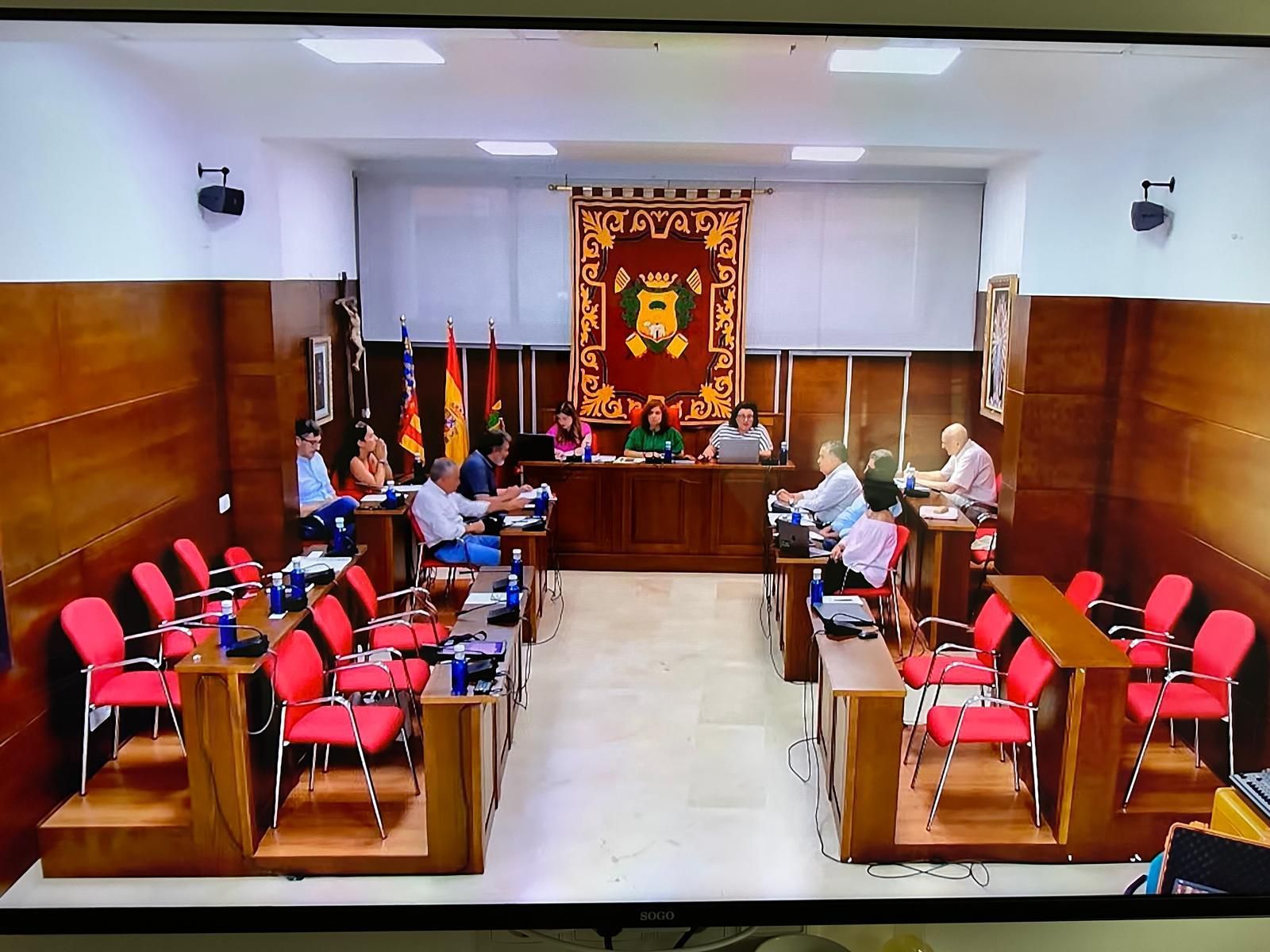 Pleno de Callosa de Segura, con las sillas de la oposición vacías tras abandonar la sesión.