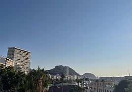La ciudad de Alicante amanece bajo el sol.