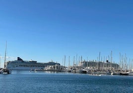 Doble escala de cruceros en el puerto de Alicante.