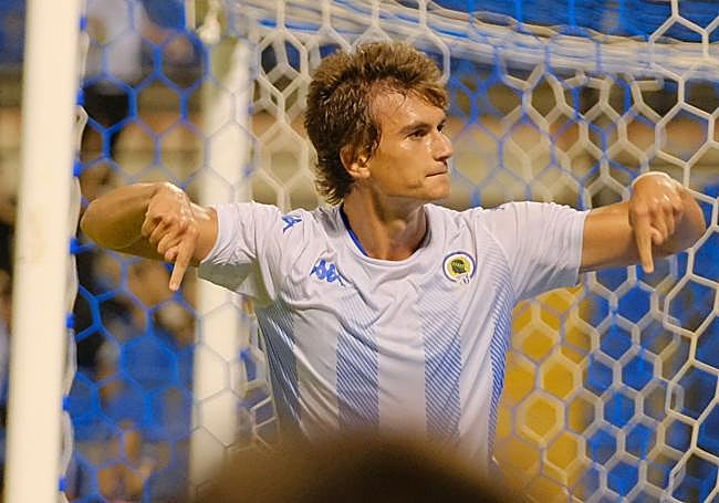 Slavy celebra el gol.