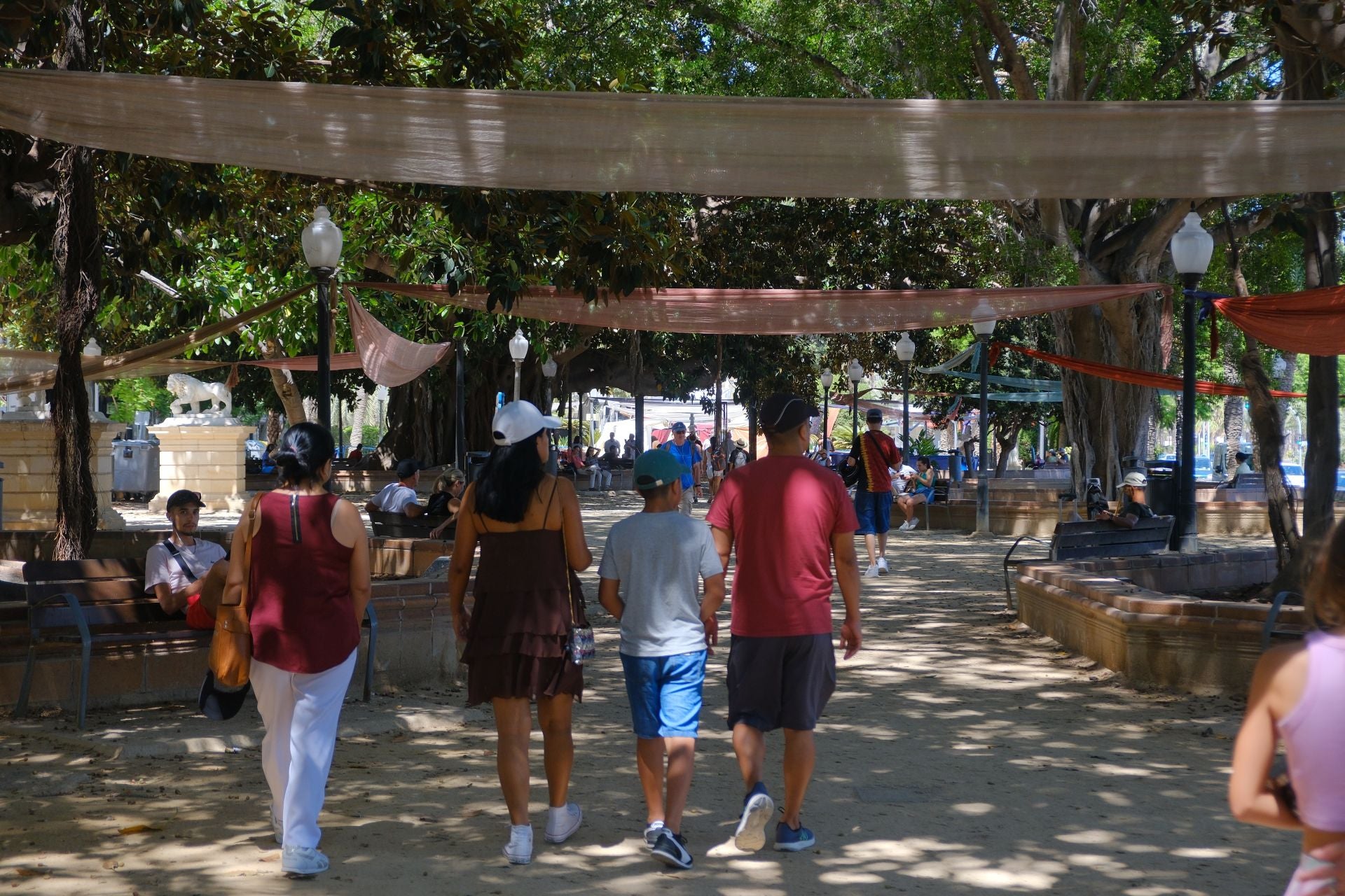 El paseo de Canalejas se transforma en el gran zoco árabe de Alicante