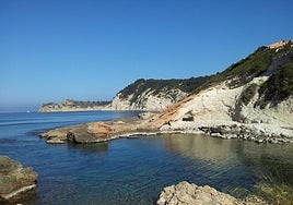 Una playa de Xàbia con acantilados.